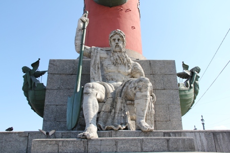 Завершается реставрация скульптур Ростральных колонн – Невы, Волхова, Волги и Днепра